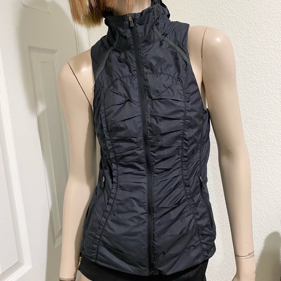 LULULEMON Black Lightweight Pleated Reflective Vest Size 4 - Picture 1 of 16